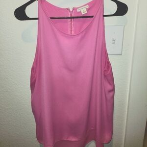 Sleeveless pink top.
